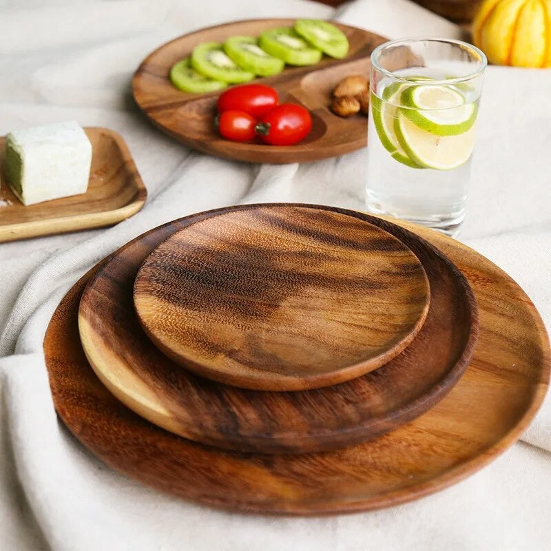 Round acacia plates in different large sizes